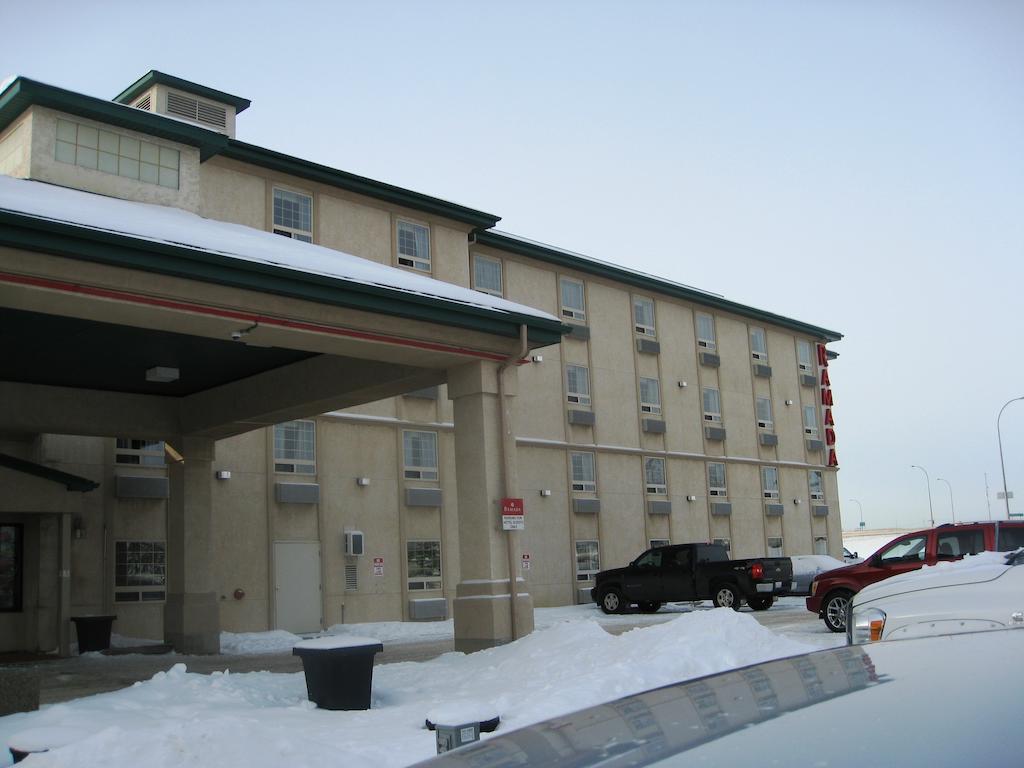 فندق رد ديرفي  فندق وأجنحة رمادا باي ويندام ريد دير المظهر الخارجي الصورة
